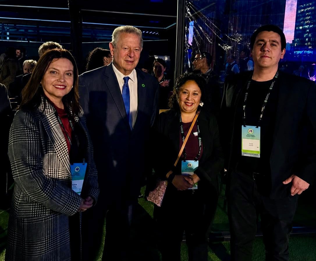 Imagen de portada de la participación de la Red Campus Sustentable en el Climate Reality Project, junto a Al Gore, en Santiago de Chile. En la foto se encuentran, junto al Ex Vicepresidente, la Directora Ejecutiva de la RCS, Patricia Opazo y miembros de la PUCV.