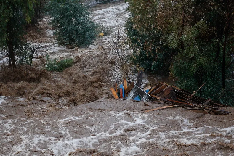 Desbordes por las fuertes lluvias - Agencia Uno