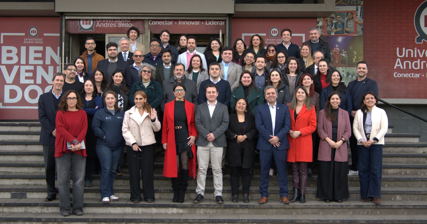 Foto grupal de las y los asistentes a la Ceremonia de Reconocimiento a la Investigación e Innovación en Sustentabilidad 2026.