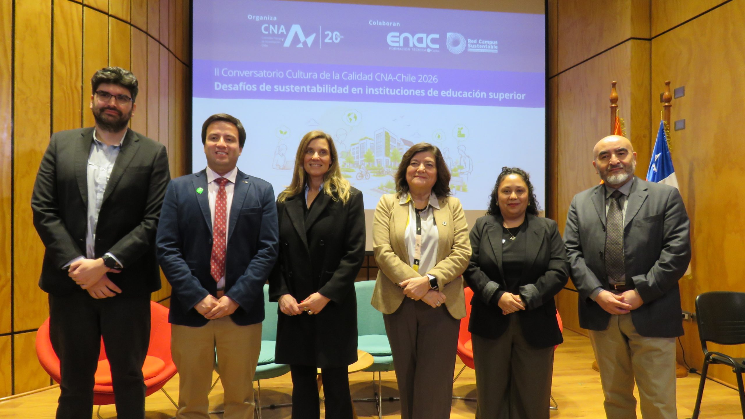 Foto con las autoridades presentes en el II Conversatorio de la CNA Chile sobre desafíos de la sustentabilidad en la educación superior. De izquierda a derecha, aparecen en la foto: Stefan Vrsalovic, presidente de la RCS y coordinador de sustentabilidad de CFT ENAC, Reynaldo Cabezas, Jefe de sostenibilidad de Instituciones Santo Tomás, Loreto Massanés, Vicerrectora Económica y Gestión de DUOC UC, Marisol Durán Santis, Rectora de la Universidad Tecnológica Metropolitana, Patricia Opazo, Directora Ejecutiva de la RCS, y Daniel Casanova, Director de Promoción de la Calidad en la Educación de la CNA-Chile